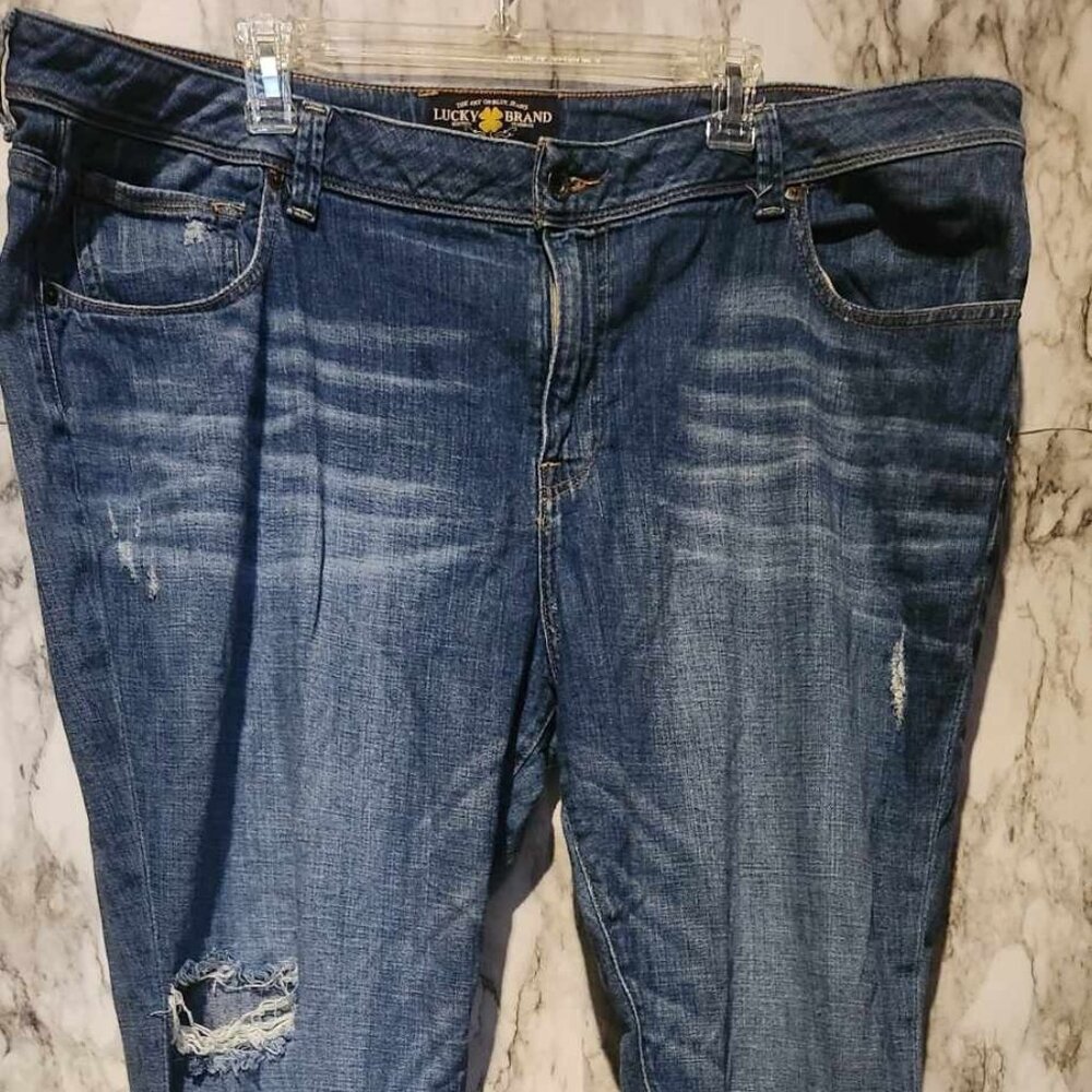Lucky brand weekender distressed jeans size 22